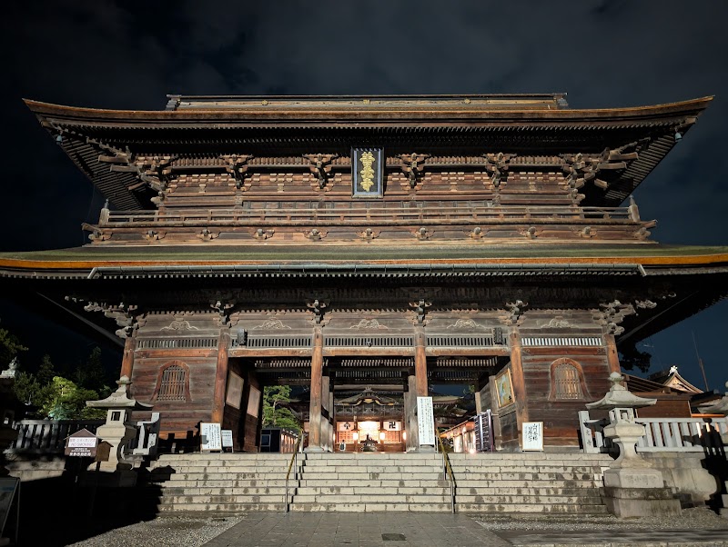 Sanmon Gate and Zenkoji Temple