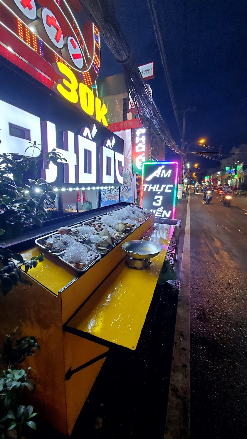 Snail & Seafood Street Vendor
